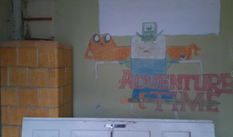 Kamienica z figurą na podwórku