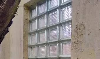 Opuszczone hale i piwnice