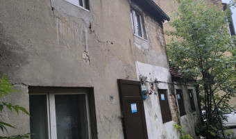 Opuszczony budynek mieszkalny.