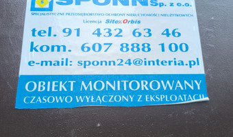 Opuszczony dobrze zachowany blok.