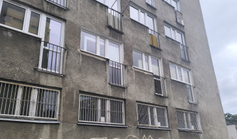 Opuszczony dobrze zachowany blok.