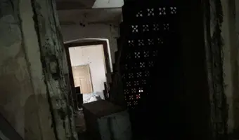 Kamienica z kupą wyposażenia