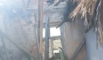 Opuszczony dom z lekko zawalonym dachem - photo 4/4