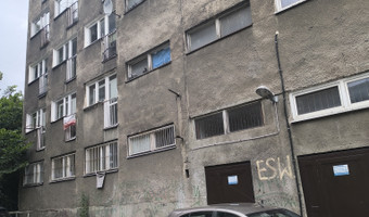 Opuszczony dobrze zachowany blok.