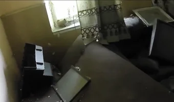 Opuszczony dom z pozostałościami