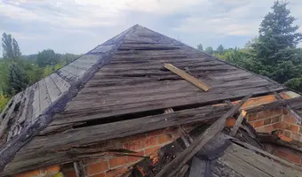 Niedokończona Willa i domek obok