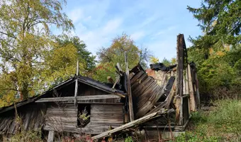 Ruiny domu i stodoły