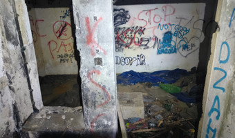 Schron obok pociągów