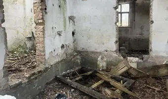 Opuszczony zrujnowany dom - zdjęcie 3/3