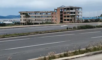 Duży niedokończony budynek koło portu Zadar