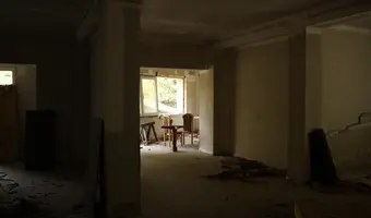 Opuszczone naczepy ciężarówek z budynkami