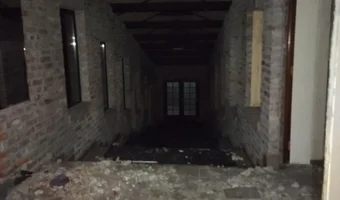 Pozostałości restauracji w sercu parku