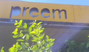 Opuszczona stacja benzynowa i McDonald's