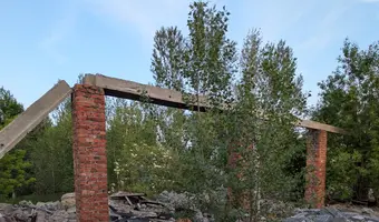 Trzy opuszczone budynki