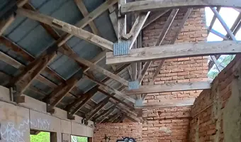 Opuszczony dom z niedokończoną dobudówką