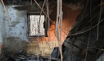 Opuszczony blok obok kładki z wagonami - photo 4/17