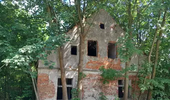 Stary dom w wielkich łąkach