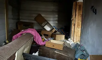 Stróżówka dawnego złomowiska samochodów - zdjęcie 3/3