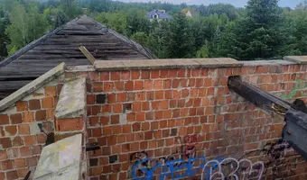 Niedokończona Willa i domek obok