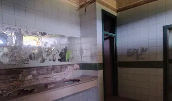 Opuszczona stacja benzynowa i McDonald's