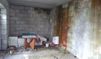 Opuszczony dom z garażami