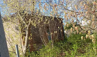 Ceglany dom zabity dechami