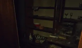 Kamienica z kupą wyposażenia