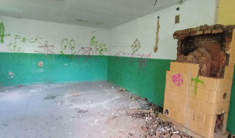 Opuszczona szkoła w laskach