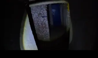 Zewnętrzne wejście do piwnicy pod blokiem
