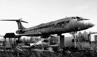 Opuszczony samolot na biwaku