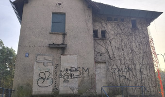 Opuszczony dom w którym sprzedawano bilety.