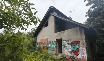Niedokończona Willa i domek obok