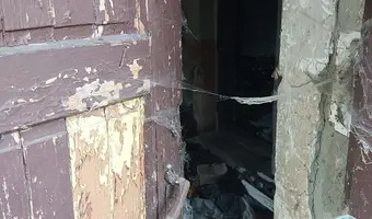 Ceglany dom dwurodzinny z piwnicą i szopą
