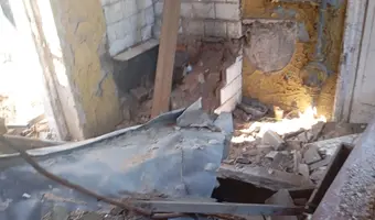 Opuszczony dom z lekko zawalonym dachem - photo 2/4