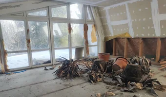 Opuszczone naczepy ciężarówek z budynkami