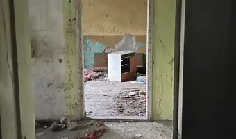 Opuszczony drewniany dwór