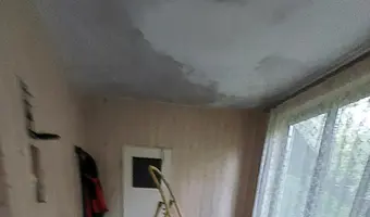 Ceglany dom dwurodzinny z piwnicą i szopą