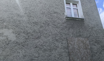 Częściowo opuszczona kamienica.