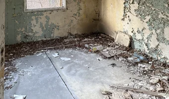 Opuszczony dom z basenem