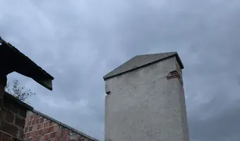 Niedokończona Willa i domek obok