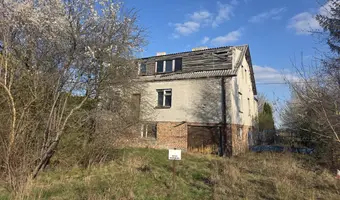 Opuszczony dom z dziurą w dachu