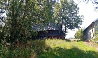 Opuszczony Dom i stodoła,