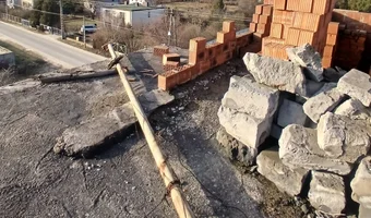 Opuszczony blok i cmentarzysko przyczep kempingowych