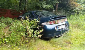 Małe cmentarzysko aut i szopa