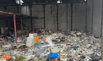 OPUSZCZONY SKLEP Z PŁYTKAMI,