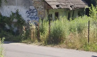 Opuszczony dom z pozostałościami