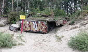 Opuszczony bunkier na wydmie