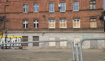 Ulica pełna opuszczonych kamienic