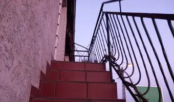 Opuszczony domek z garażem