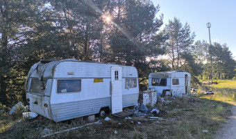 Opuszczone przyczepy kempingowe.